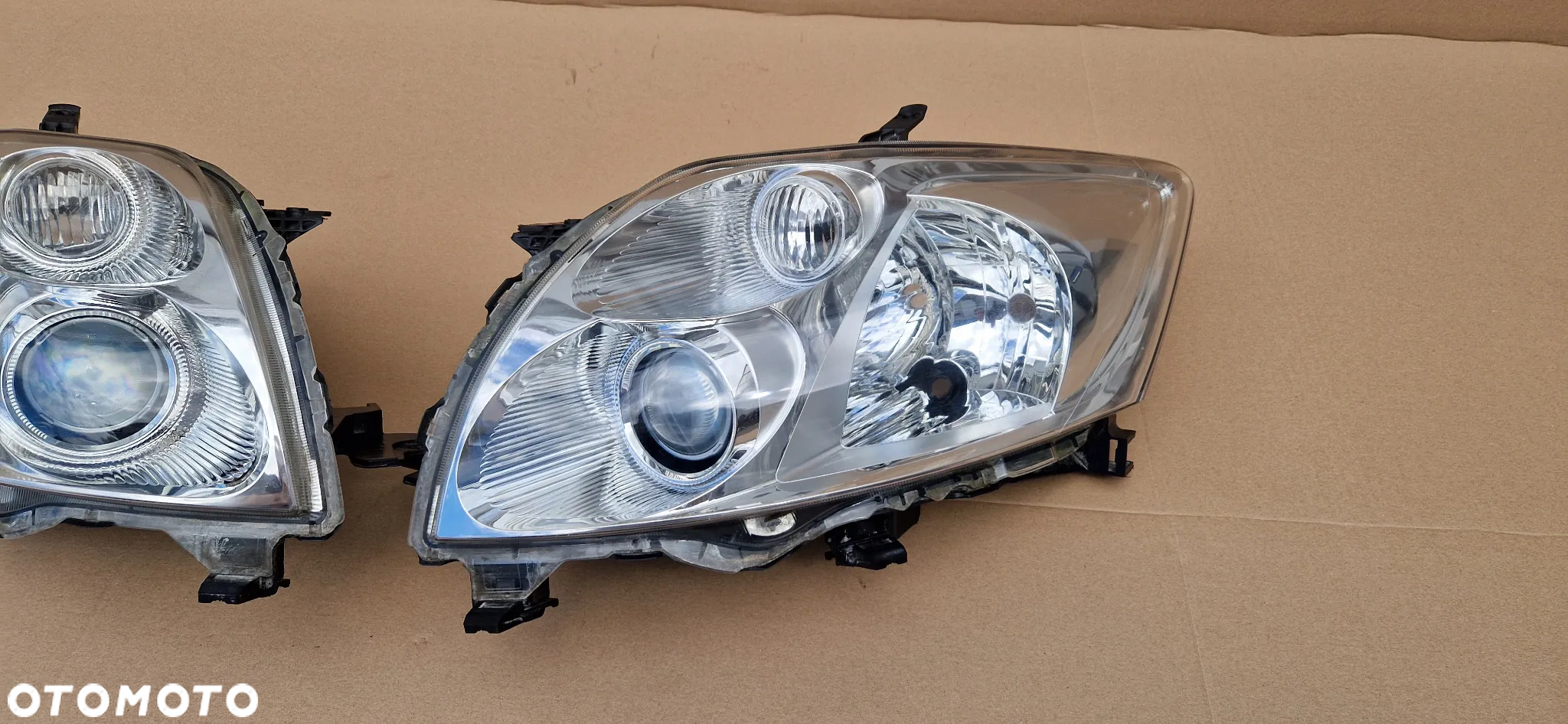TOYOTA AURIS I LAMPA PRAWA LEWA EUROPA - 2