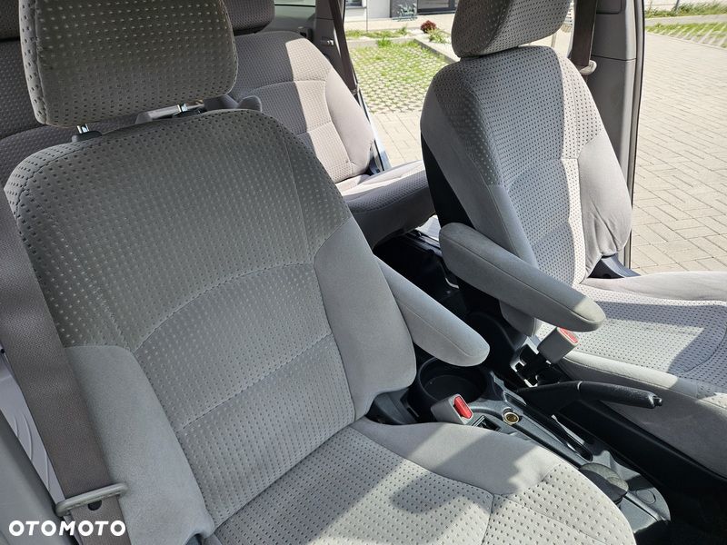 Mitsubishi Grandis 2.4 Intense - 16