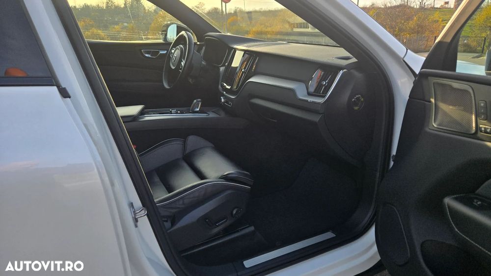 Volvo XC 60 B4 MHEV AWD R-Design - 28