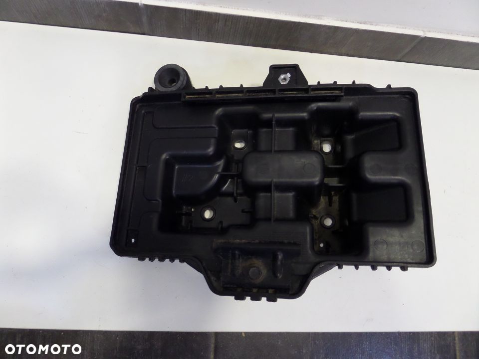 HYUNDAI TUCSON 15- PODSTAWA AKUMULATORA 37150D3000 - 1