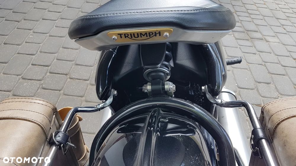 Triumph Bonneville Bobber - 8