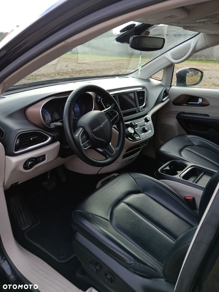 Chrysler Pacifica - 8