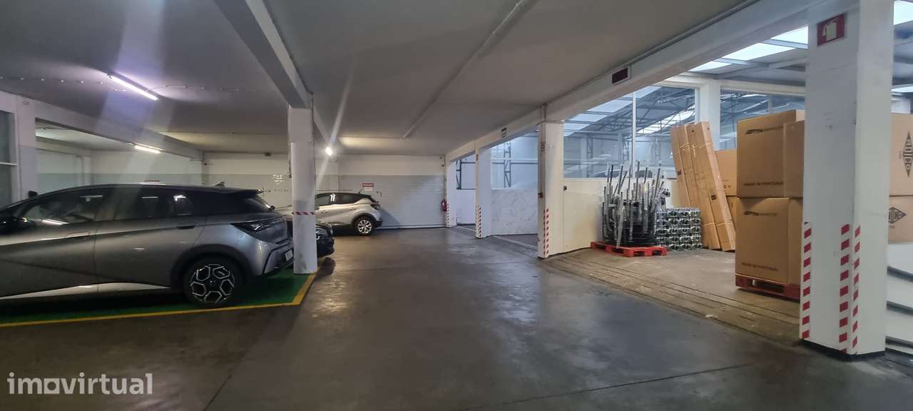 Armazém e Parque Estacionamento em pleno Funcionamento, Porto - Grande imagem: 4/18