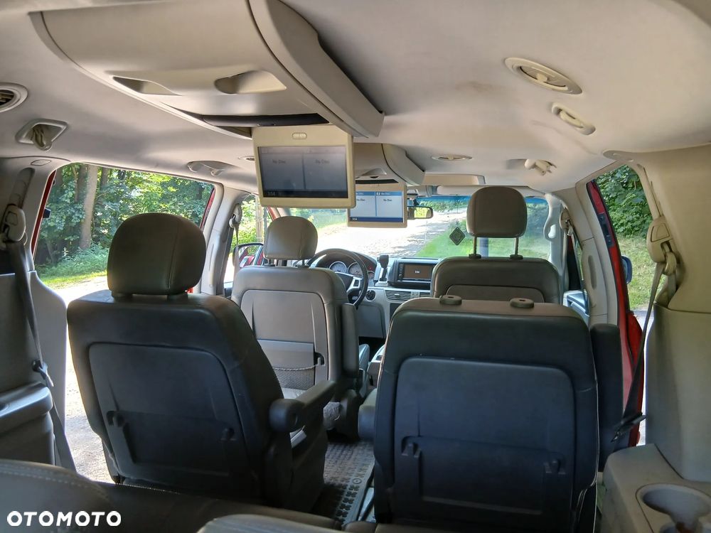 Volkswagen Routan - 1