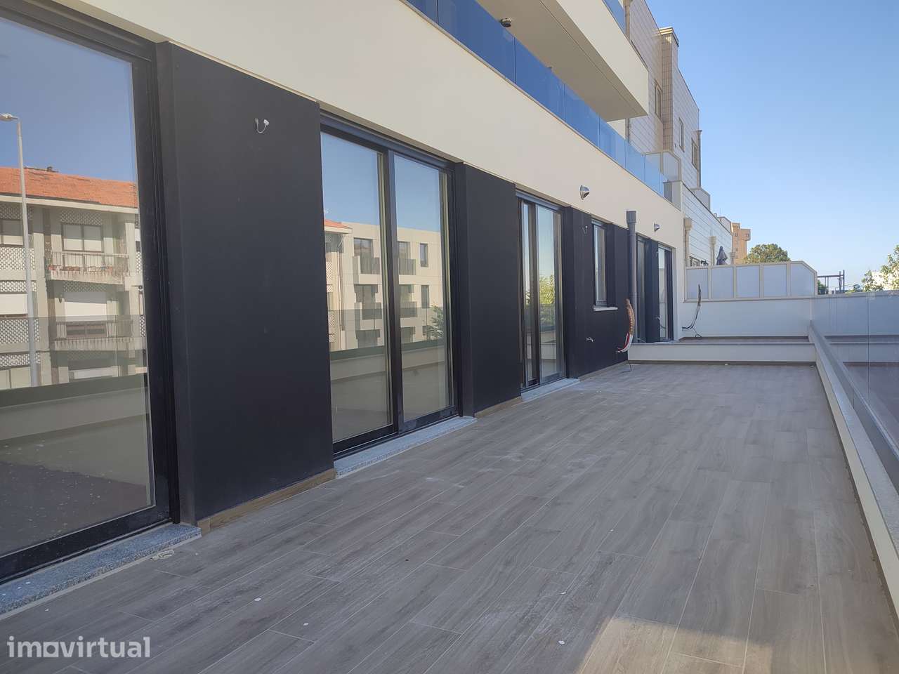 T2 c/ bom terraço, garagem, em Sto Ovídio futura estação da Linha Rubi - Grande imagem: 2/26