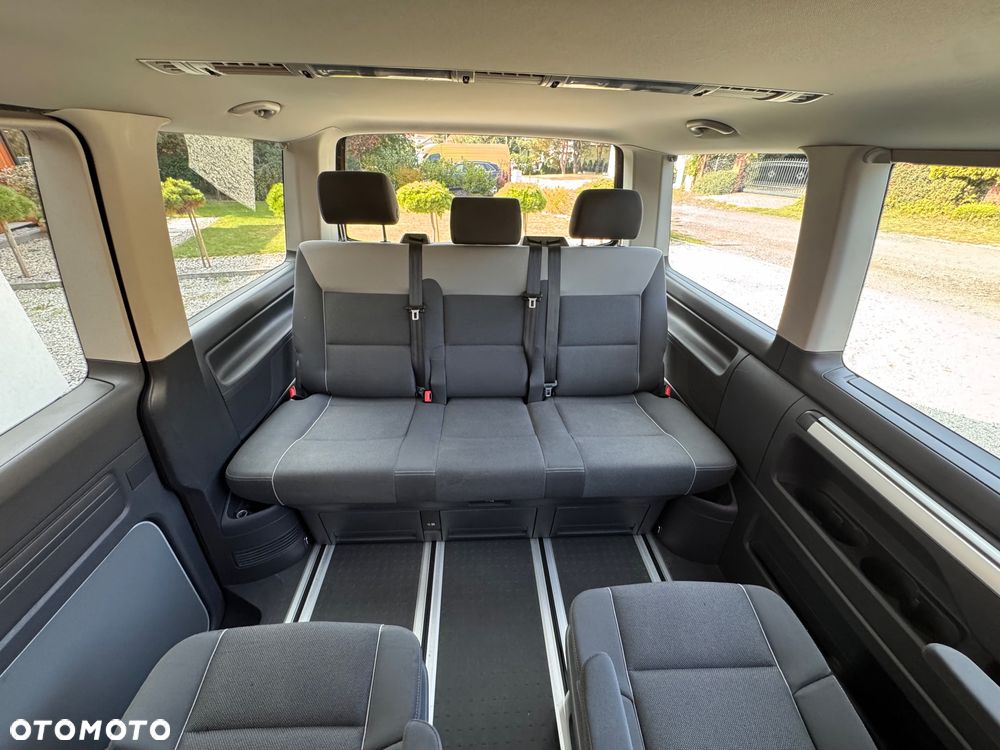 Volkswagen Multivan - 32
