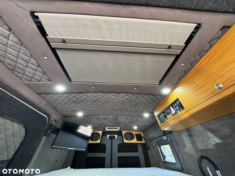 Mercedes-Benz Sprinter - 14
