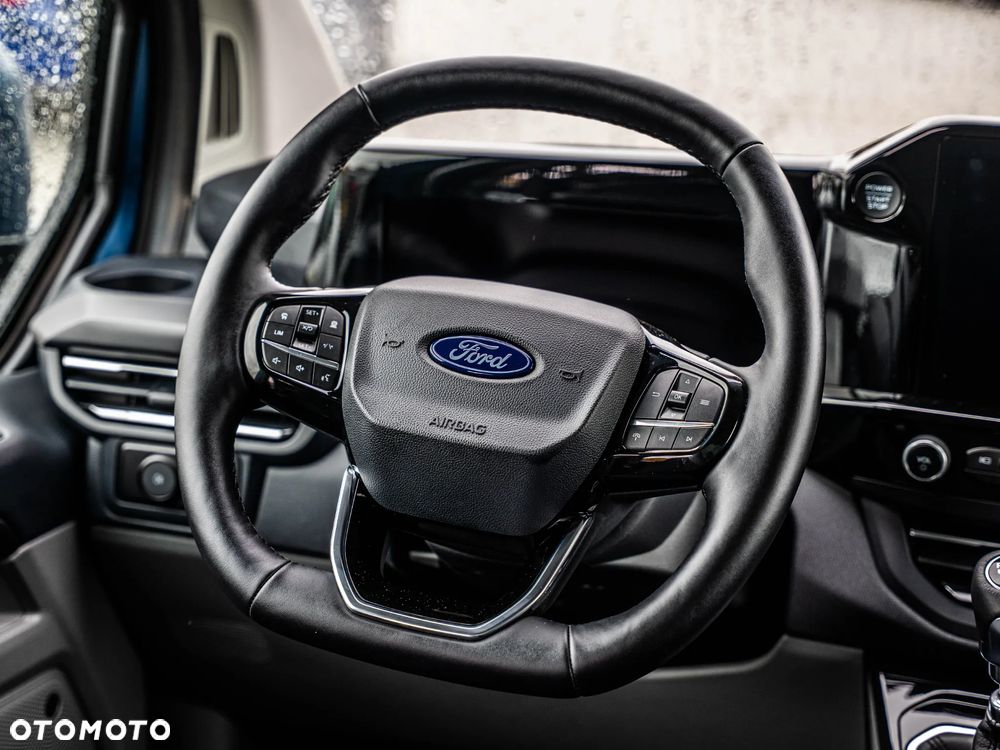 Ford Tourneo Custom - 32