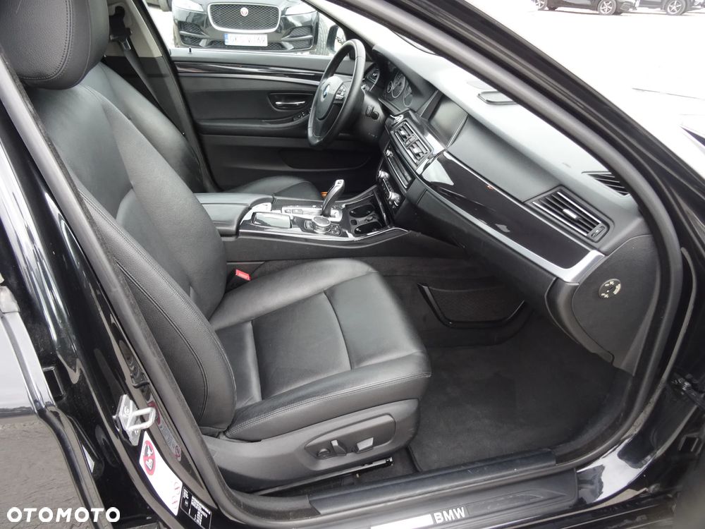 BMW Seria 5 525d xDrive Sport-Aut - 14