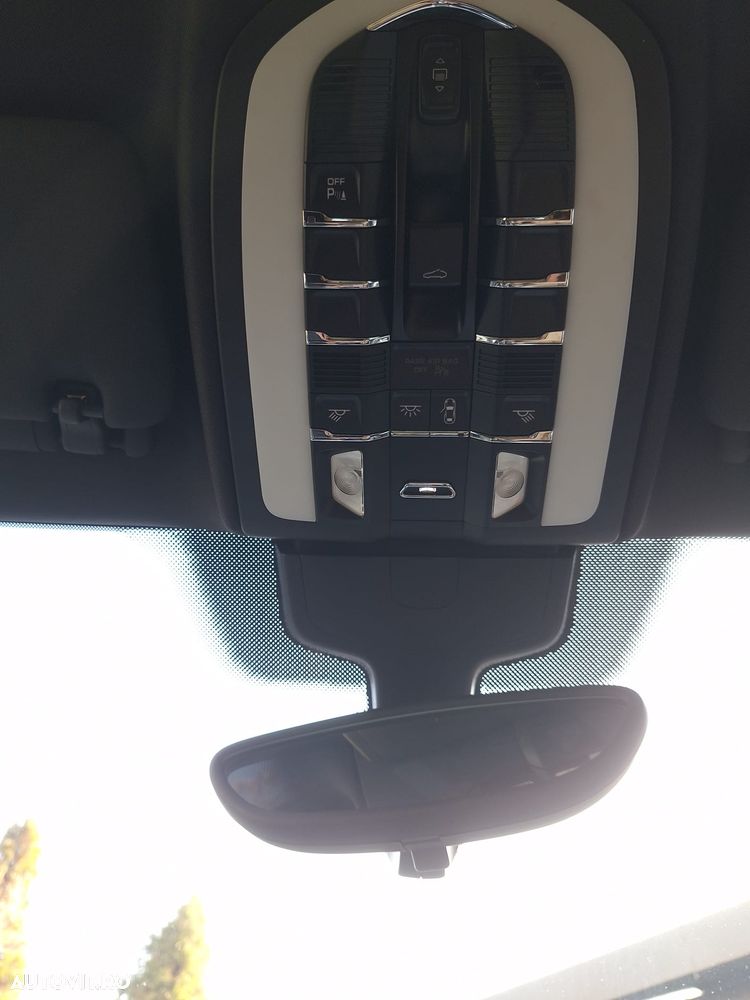 Porsche Cayenne 3.0 L - 24