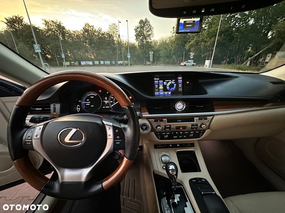 Lexus ES 300h Business Edition - 29