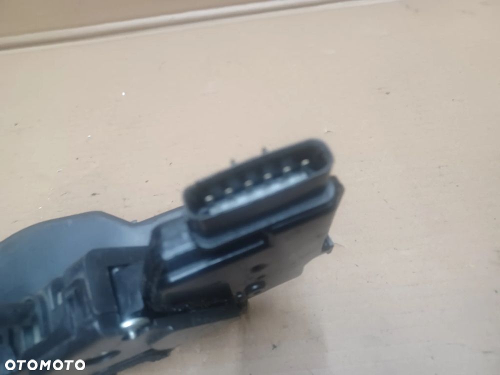 ZAMEK DRZWI LEWY PRZÓD HYUNDAI H1 6PIN - 3