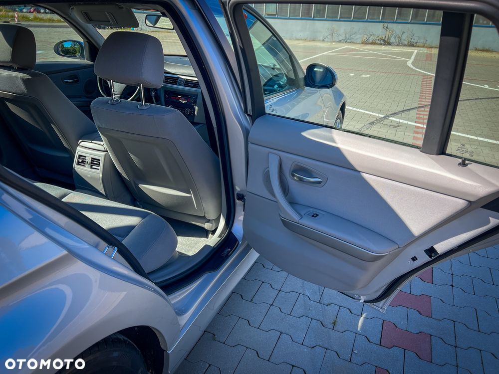 BMW Seria 3 318i Touring - 22