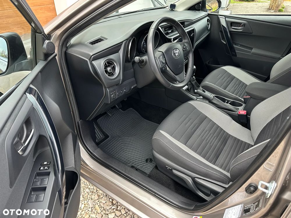 Toyota Auris 1.6 Prestige - 19