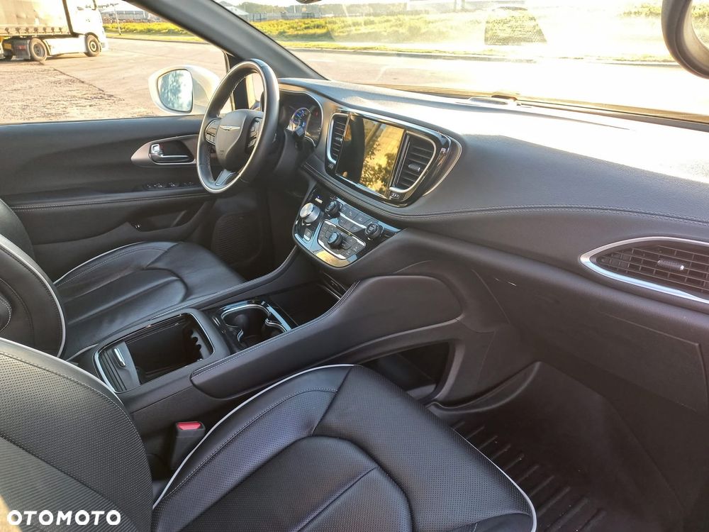 Chrysler Pacifica - 2