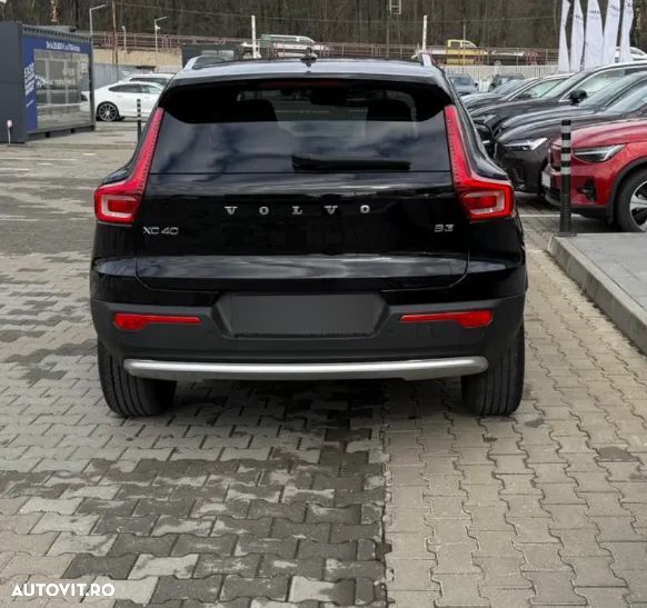 Volvo XC 40 B3 AT FWD MHEV Plus Dark - 6
