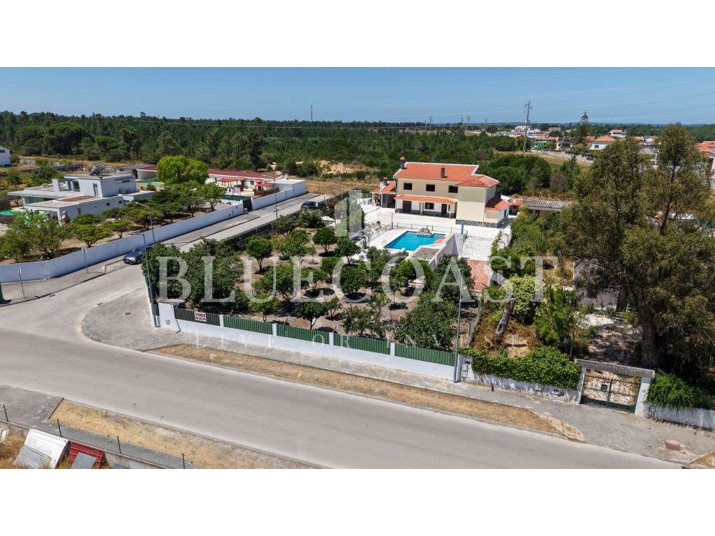 Moradia V4 com Piscina e Churrasqueira - Excelente Espaço Exterior - Grande imagem: 2/49