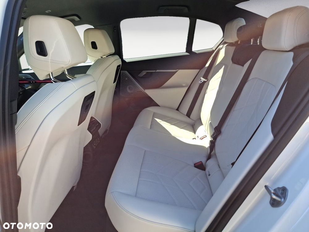 BMW Seria 5 550e xDrive - 13