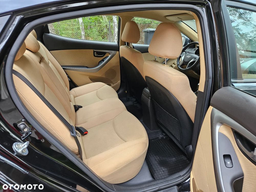 Hyundai Elantra 1.6 Comfort - 11