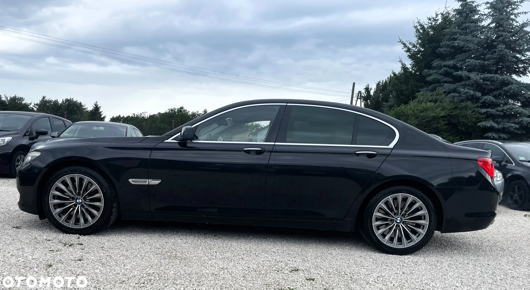 BMW Seria 7 750i - 8