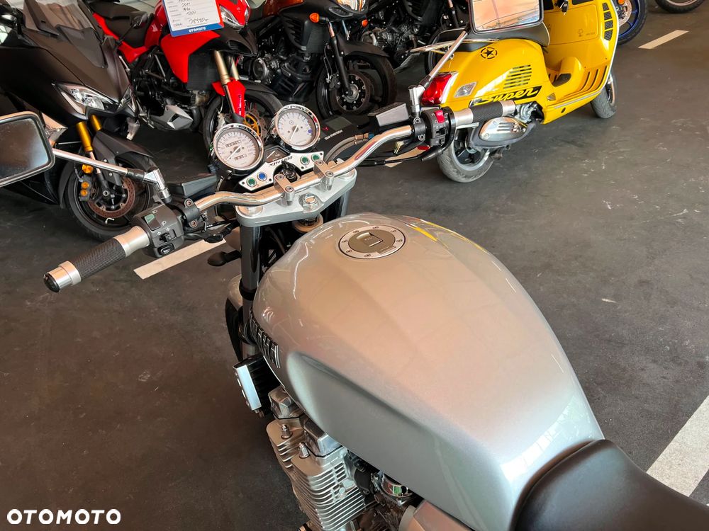 Yamaha XJR - 8