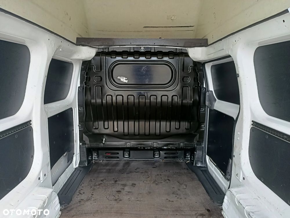 Nissan ENV 200 Maxi - 13