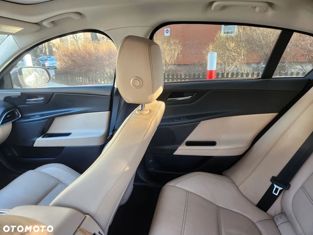 Jaguar XE E-Performance Prestige - 10