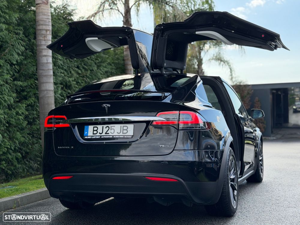 Tesla Model X - 10