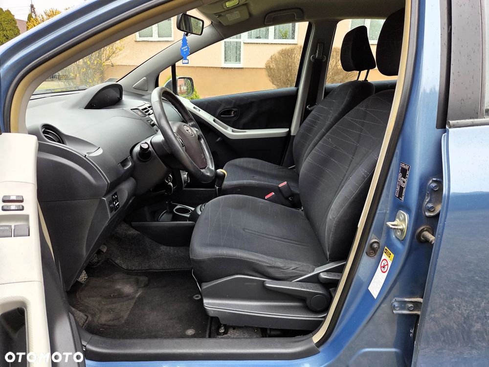 Toyota Yaris 1.3 - 9