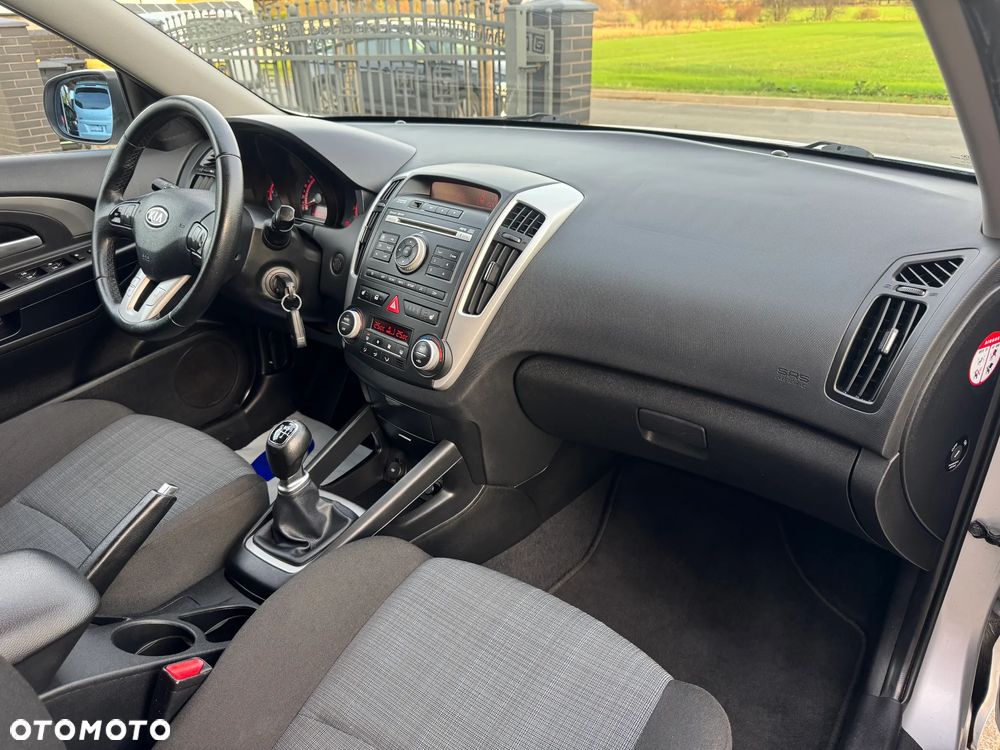 Kia Ceed 1.6 CVVT SW Dream-Team Edition - 15