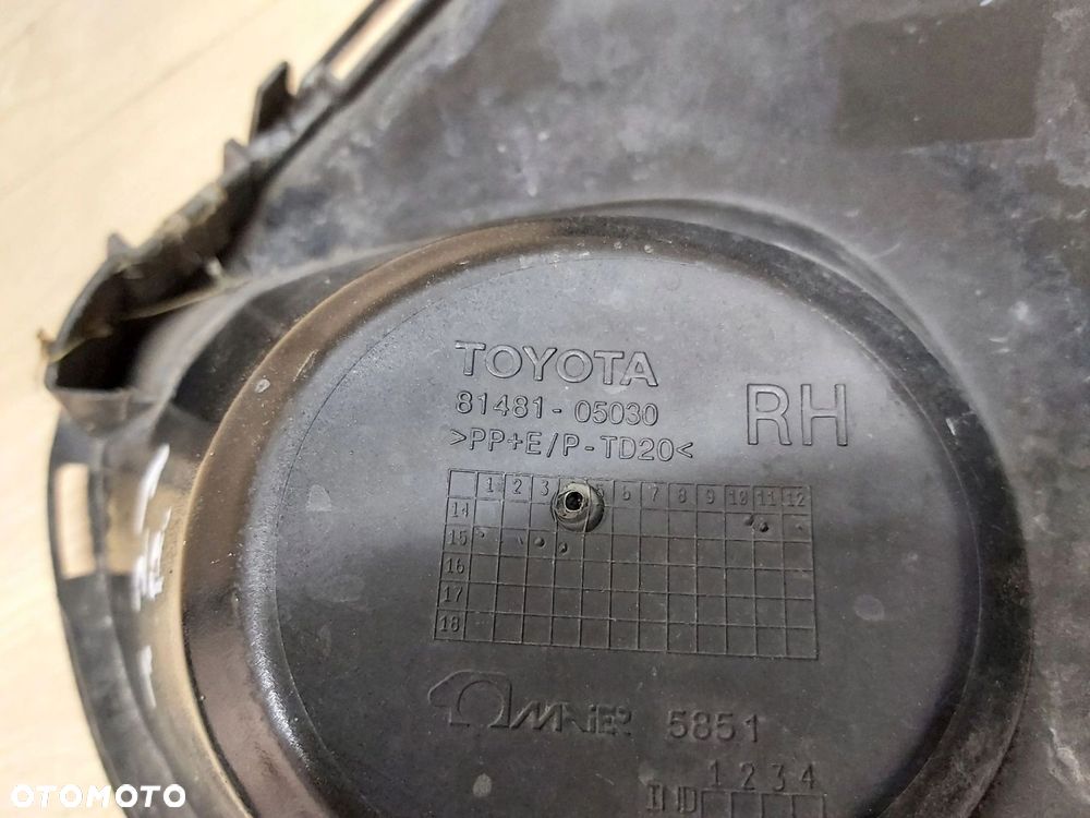 Toyota Avensis T27 Lift T29 kratka zderzaka prawy przód zaślepka halogenu - 14