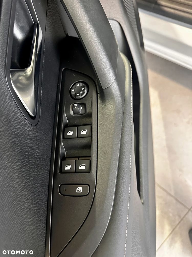 Peugeot 2008 PureTech mHEV Allure e-DCS6 - 4