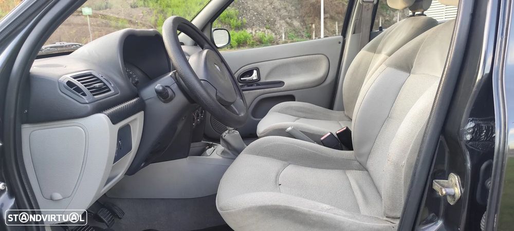 Renault Clio 1.2 16V Privilège - 10
