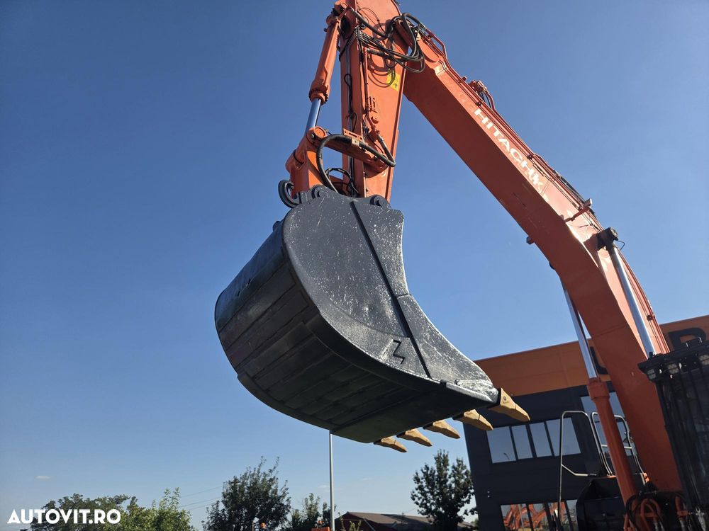Hitachi ZX350LCN-6, 8.687h, CUPLA RAPIDA, cupa 2,2mc dinti NOI, latime 2,99m, ad sapare 7m, lant 90% bun doar 595h deplasare, consum mediu 17l/h, inst picon, inst rotire pe brate, GRESARE AUTOMATA, camera spate, ridica 25t, PROMOTIE 97.900 EUR+Tva - 35