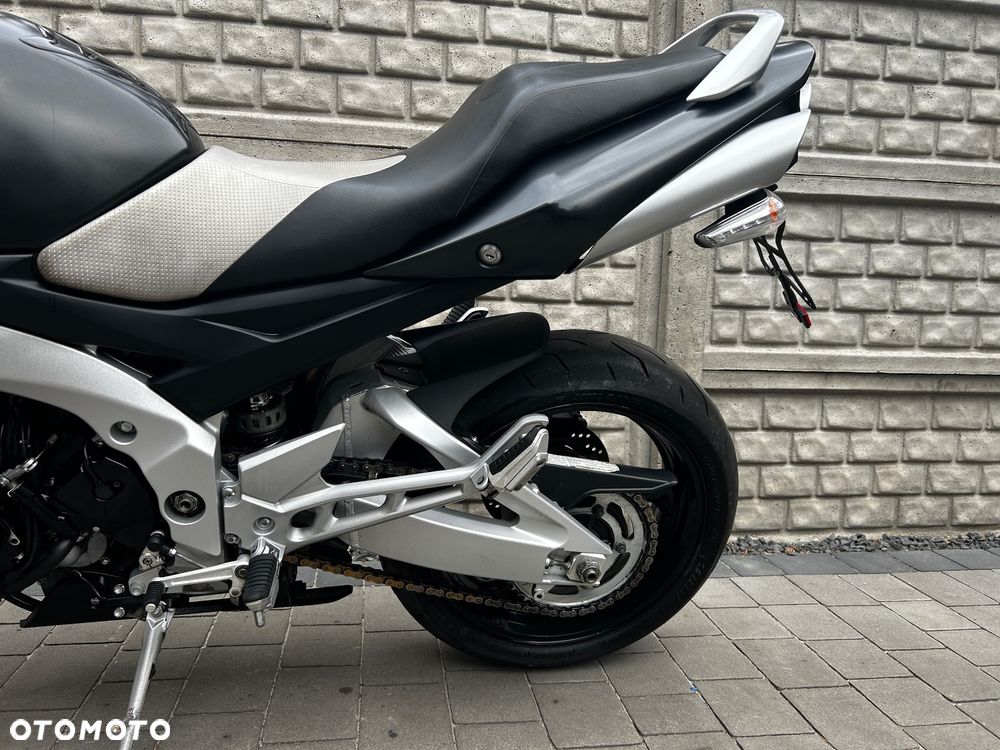 Suzuki GSR - 16