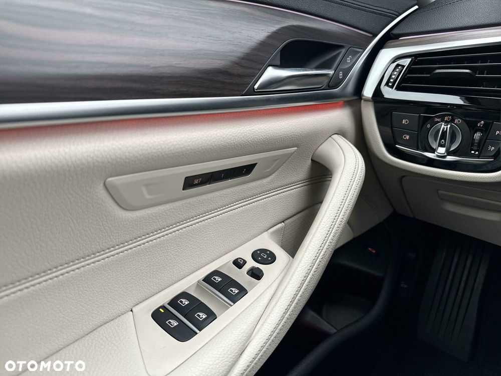 BMW Seria 5 530i xDrive Luxury Line - 22