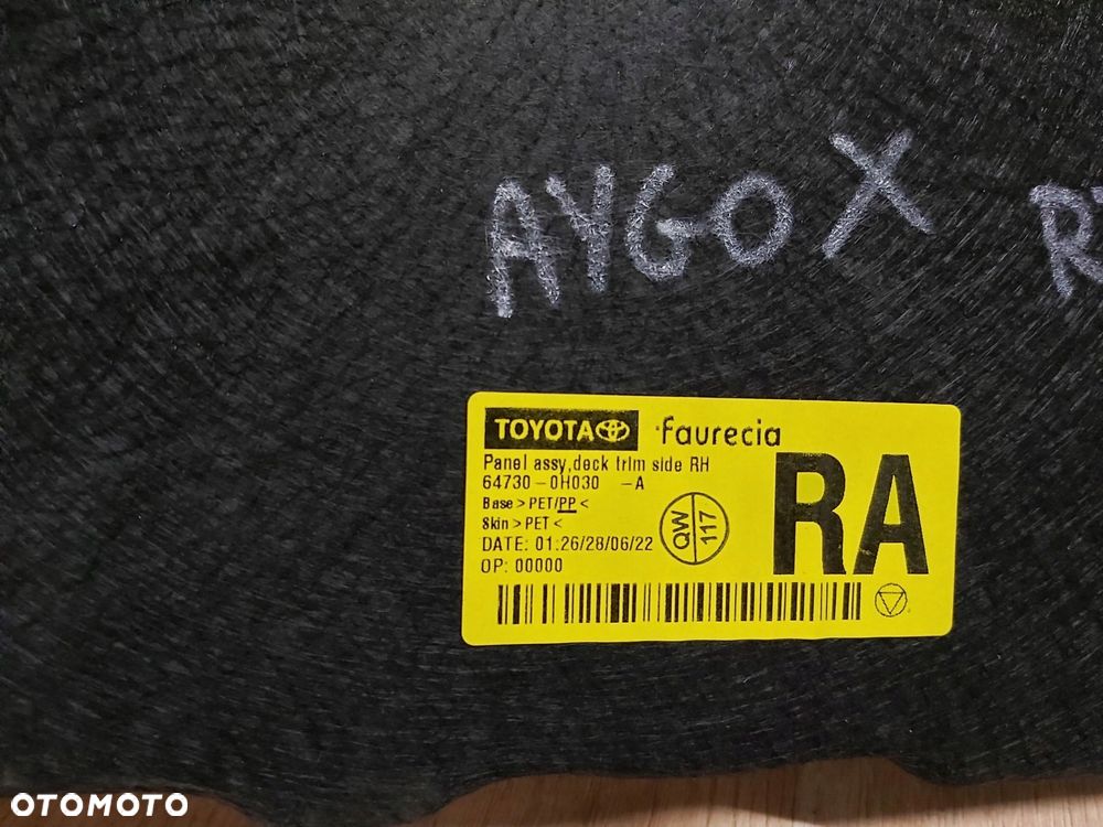Toyota AYGO X CROSS boczek bagażnika prawy tył 64730-0H030 - 4