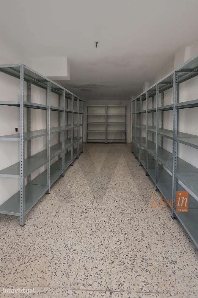 Armazém / Box no Cacém – Pé Direito Generoso e Próximo da Estação - Grande imagem: 2/8