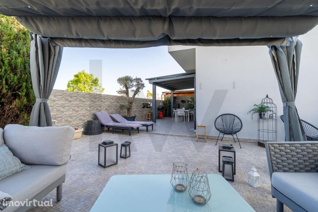 Moradia T4 com cave e estacionamento em box, inserida em condomínio co - Grande imagem: 2/39