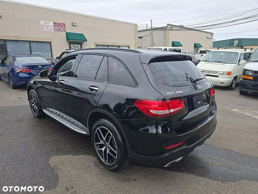 Mercedes-Benz GLC 300 4Matic 9G-TRONIC AMG Line - 3