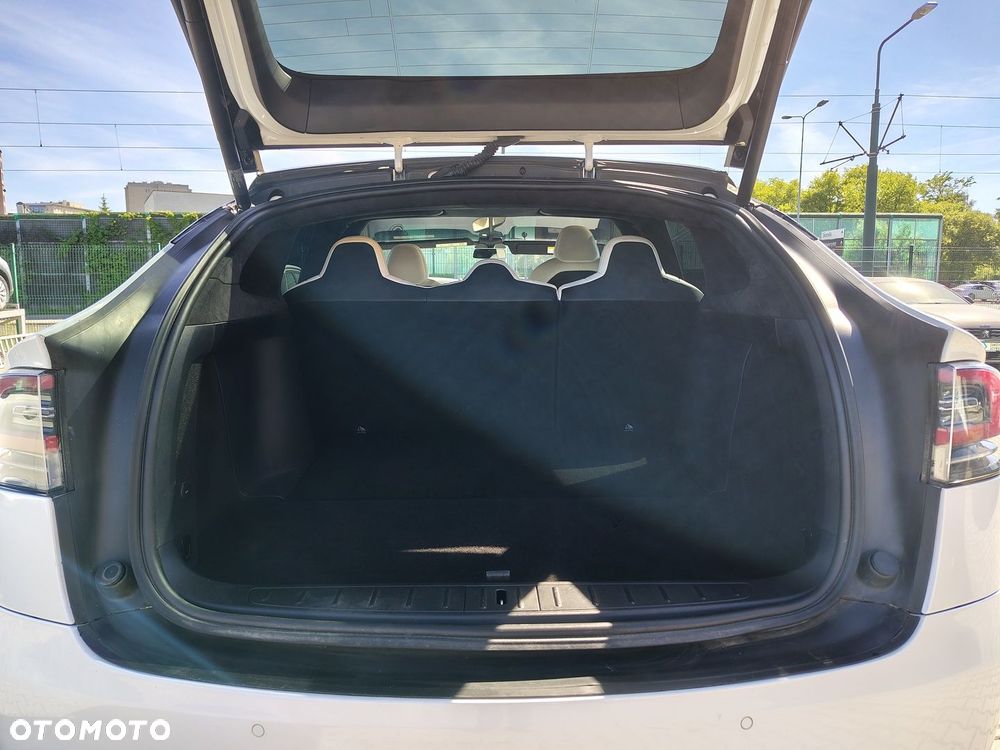 Tesla Model X - 11