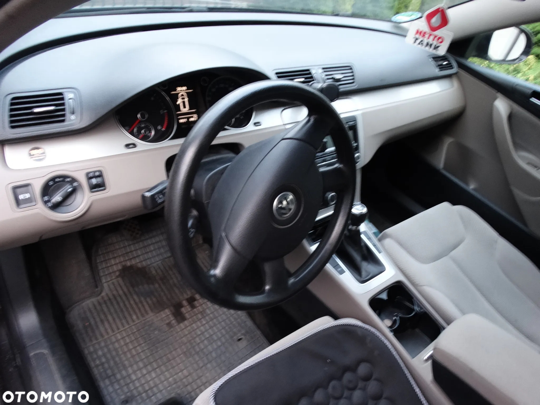 Volkswagen Passat - 12