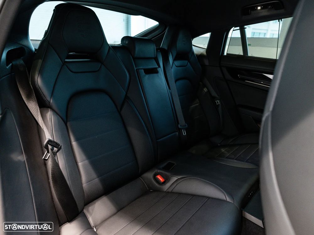 Porsche Panamera 4 E-Hybrid - 40