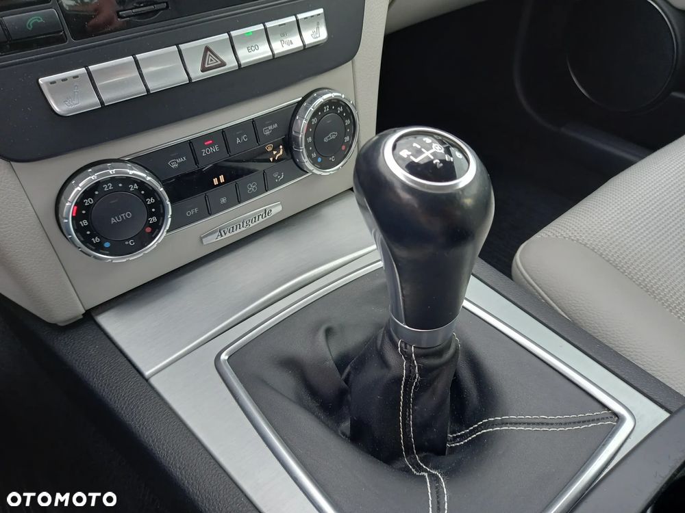 Mercedes-Benz Klasa C 200 CGI BlueEFFICIENCY Avantgarde - 31