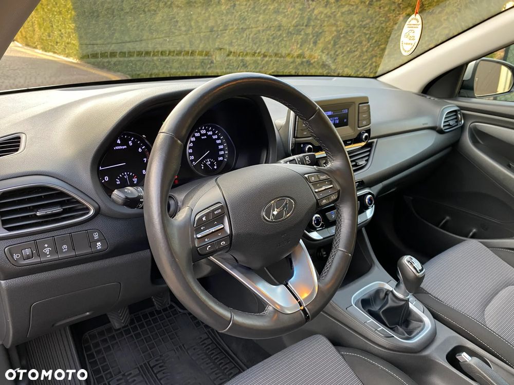 Hyundai i30 1.5 DPI Classic + - 21