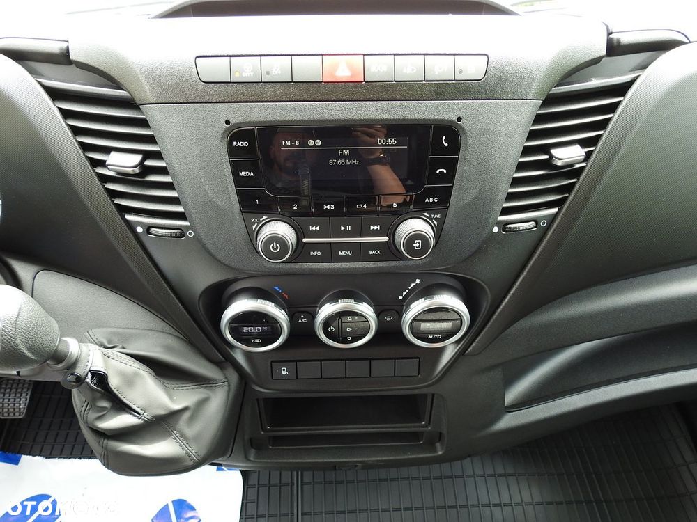 Iveco DAILY 35S18 NOWY PLANDEKA WEBASTO KLIMATYZACJA TEMPOMAT ASO  180KM - 32