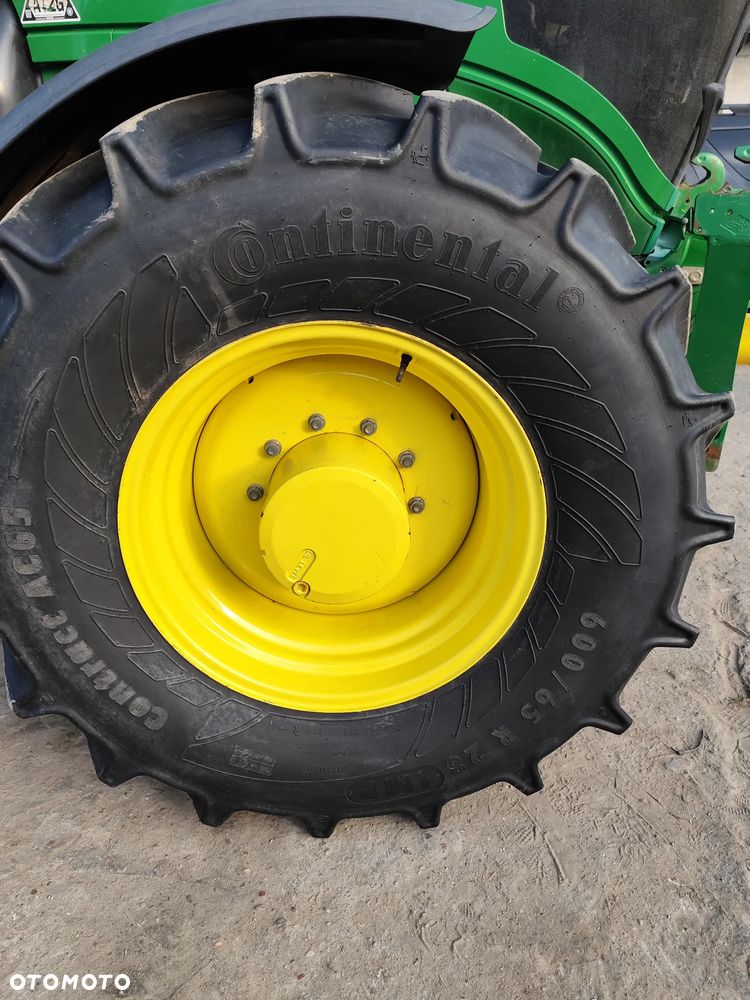 John Deere 6215R - 11