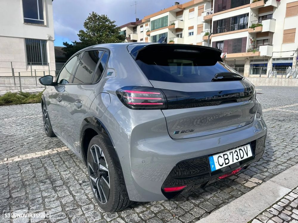 Peugeot e-208 GT - 11