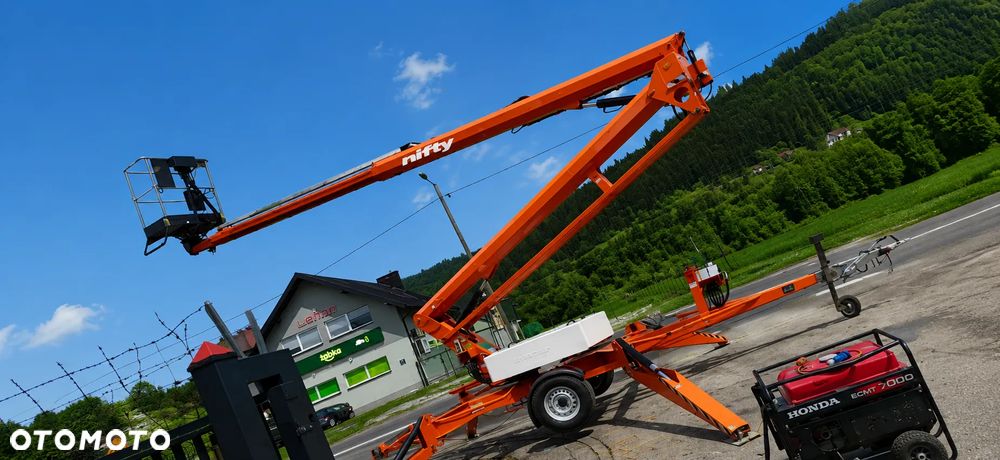 Nifty 170 HAC Zwyżka koszowa 17 metrów Podnośnik. jak Nowa z salonu 2015rok. PRĄD 230v. 4 sekcje sterowania na dole Nowy model! Z komuny Norweskiej. Używana była 1 raz do roku. Serwisowana w DEKRA do końca OKAZJA. Zwyżka Obrotowa. Poziomowanie kosza. Pełna Hydraulika. Ani deka luzów i wycieków. Zadbany sprzęt. Posiadam 2 identyczne sztuki. Druga z 2020 roku! - 1