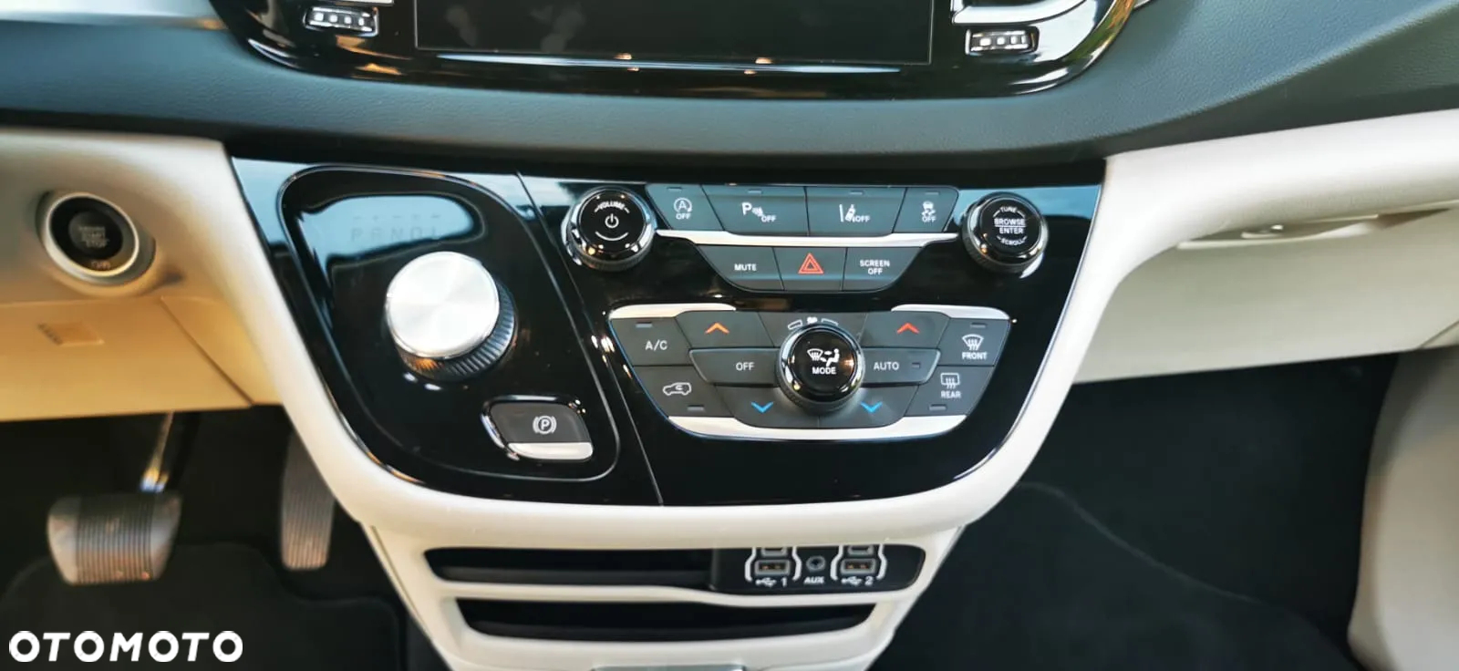 Chrysler Pacifica - 35
